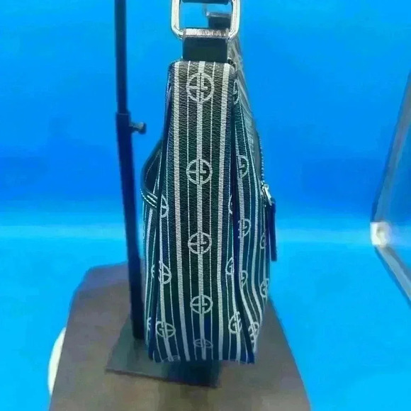 Giani Bernini Black and Gray Shoulder Bag. One Handle.  Very Clean Bag. EUC - Picture 5 of 16